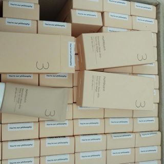 Kem chống nắng . Date 9-26 Tem đầu giá . 500tuyt Thly 20k ôm tất