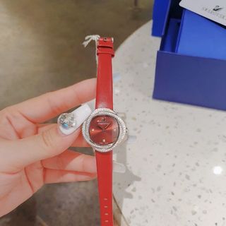 SĂN SALE MÙA HÈ ĐỒNG HỒ NỮ CAO CẤP SWAROKI DÂY DA ĐỎ VIỀN ĐÁ KÍNH SAPPHIRE
