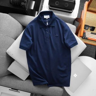 Polo cá sấu trơn nam.  Logo cao su đồng màu áo.
