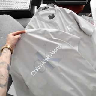 Mẫu áo thun CK on web đang hot ss26 • logo chuẩn hãng.