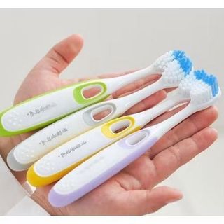 Bàn chải đánh răng trẻ em Saengong 1 lốc 12 cây (생활공작소 어린이 칫솔). Phù hợp cho bé từ 5 đến 9 tuổi (Giai đoạn chuyển tiếp răng sữa và răng khôn).