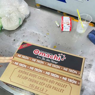 Mì trộn Omachi tô thịt xiên nướng - Thùng 12 Tô x 105gr