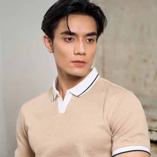 Mẫu polo phối cổ trắng nổi bật, họa tiết dệt Jacquard cao cấp – sang trọng nam.