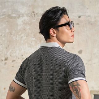 Mẫu polo phối cổ trắng nổi bật, họa tiết dệt Jacquard cao cấp – sang trọng.