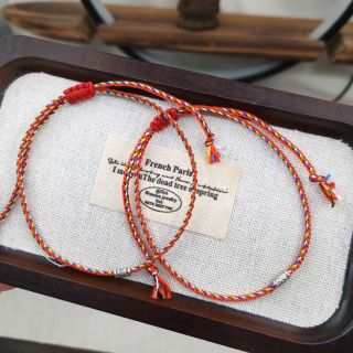 Vòng tay Ngũ Sắc Đỏ phối charm mạ bạc có tua rua, Vòng tay Phong Thủy bán đủ size, đủ màu