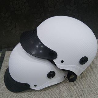 ( Dán keo chắc chắn)combo 2 nón bảo hiểm vân cacbon chóng trầy,dùng để khi lưu thông.
