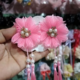 Kẹp tóc hoa tua rua