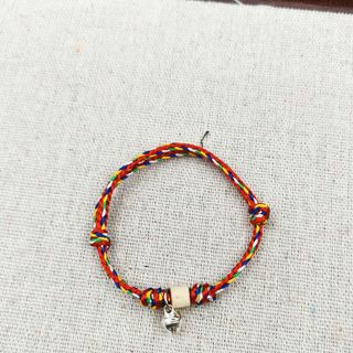 Vòng tay Ngũ Sắc Đỏ 2.0 mm phối 1 hạt dâu đốt trúc, 1 chuông bạc thật có nút chặn 3 vòng Trẻ Em và Người lớn. Vòng tay Phong thủy bán đủ size, đủ màu