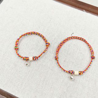 Vòng tay Ngũ Sắc Đỏ 2.0 mm phối 1 hạt dâu đốt trúc, 1 chuông bạc mạ có nút chặn 3 vòng Trẻ Em và Người lớn. Vòng tay Phong thủy bán đủ size, đủ màu