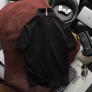 Polo nam. Chất liệu cotton piqué (cotton gai) dày vừa phải, mềm mại.