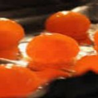 Lòng đỏ trứng muối (salted egg yolks 咸蛋黄)