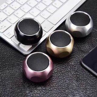 Đây là loa Bluetooth M10 mini với thiết kế hình cầu nhỏ gọn.