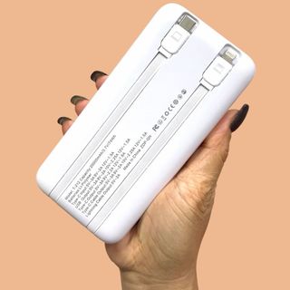 Pin dự phòng Tahada T-211 màu trắng đen, có dung lượng 20.000mAh.