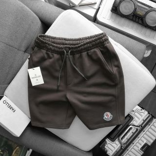 Short Moncler Basic Logo nam.  Chất nỉ cua dày mịn, đồng chất.