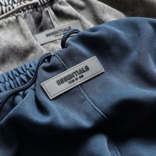 Short Wash Ess  nam. Thiết kế basic với bộ màu nam tính.