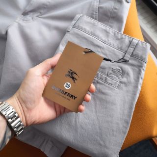 Short KaKi nam, chất kaki chính phẩm dày dặn, mịn, co giãn tốt, thiết kế form ống thoải mái.