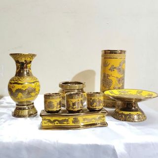 Bộ thờ sứ 3D vàng gồm lư hương, bình bông, chum nước và dĩa trái cây