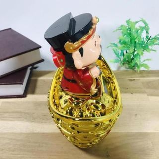 Thần Tài ngồi trên thỏi vàng gật đầu gọi khách chạy bằng năng lượng mặt trời cao 30cm