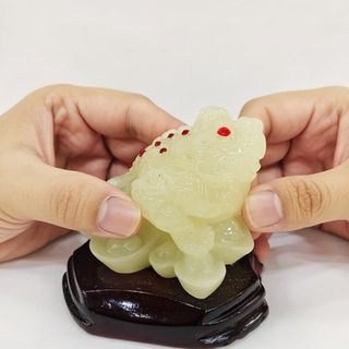 Thiềm Thừ Cóc Ba Chân Ngậm Tiền Dạ Quang Cao 8cm Chất Liệu Đá Cẩm Thạch Kích Thước 8cm Trọng Lượng 300g Linh Vật Chiêu Tài May Mắn Phú Quý Bình An Sản Phẩm Việt Nam