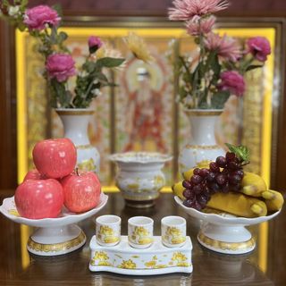Bộ Thờ Cúng Lư Bình Dĩa Chun Bi Nước 2030 Hoa Văn Sen Vàng Mẫu Mới Phật Giáo Tường Thuận Chất Liệu Sứ Kích Thước Siêu Đẹp Sang Trọng