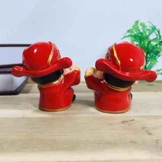 Bộ hai tượng ông Thần Tài áo đỏ cầm thỏi vàng, đồng tiền