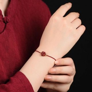 Vòng tay chỉ đỏ cỏ 4 lá tình duyên thu hút may mắn thiết kế độc đáo màu đỏ ngũ sắc mang lại tình duyên và may mắn cho người sử dụng sản phẩm