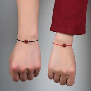 Vòng tay chỉ đỏ cỏ 4 lá tình duyên thu hút may mắn thiết kế độc đáo màu đỏ ngũ sắc mang lại tình duyên và may mắn cho người sử dụng sản phẩm