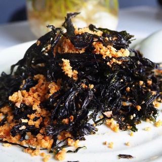 RONG BIỂN CHÁY TỎI 200G – Giòn Rụm Đậm Vị, Ăn Một Lần Là Mê