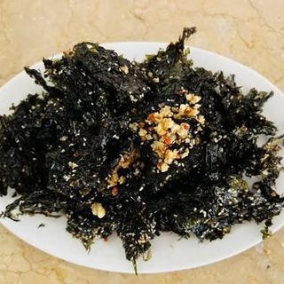 RONG BIỂN CHÁY TỎI 200G – Giòn Rụm Đậm Vị, Ăn Một Lần Là Mê