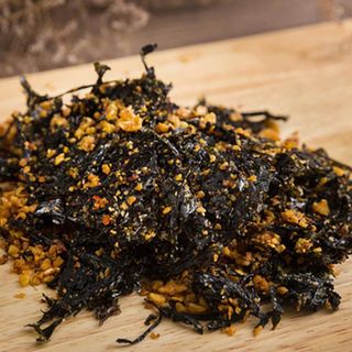 RONG BIỂN CHÁY TỎI 200G – Giòn Rụm Đậm Vị, Ăn Một Lần Là Mê