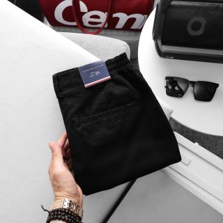 Short TM Hilfiger nam. Chất kaki chính phẩm dày dặn, mịn, co giãn tốt.