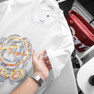 T-Shirt Moncler Spy nam. Chất liệu Cotton 4 chiều, co giãn mềm mịn, thấm hút mồ hôi tốt.