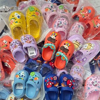 Dép sục trẻ em gắn charm hoạt hình – mềm nhẹ, chống trượt