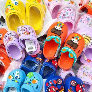 Dép sục trẻ em gắn charm hoạt hình – mềm nhẹ, chống trượt