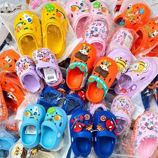 Dép sục trẻ em gắn charm hoạt hình – mềm nhẹ, chống trượt