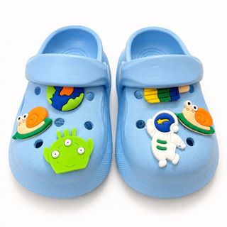 Dép sục trẻ em gắn charm hoạt hình – mềm nhẹ, chống trượt