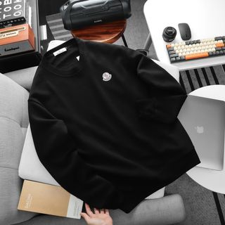 Sweater Basic nam. Chất nỉ cua dày mịn, đồng chất. Logo thiết kế.