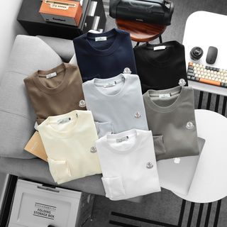 Sweater Basic nam. Chất nỉ cua dày mịn, đồng chất. Logo thiết kế.