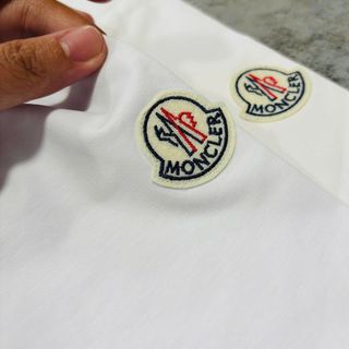 T-SHIRT MONCLER HOLIDAY. Chất liệu cotton 4 chiều, co giãn mềm mịn, thấm hút mồ hôi tốt.