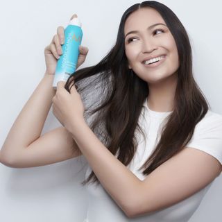 Dầu gội khô Moroccanoil Dry Shampoo Dark Tones chính hãng - Hút dầu thừa, làm sạch tóc, dành cho tóc tối màu