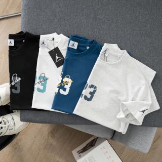 Mẫu áo thun nam/nữ.  Chất thun cotton 4c xịn mịn.