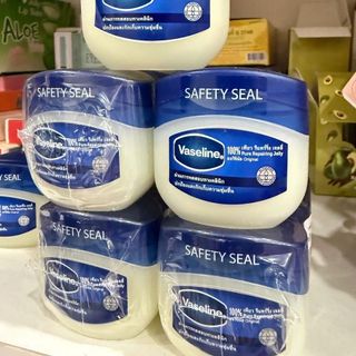 Vaseline trị nứt nẻ môi, tay chân 50g