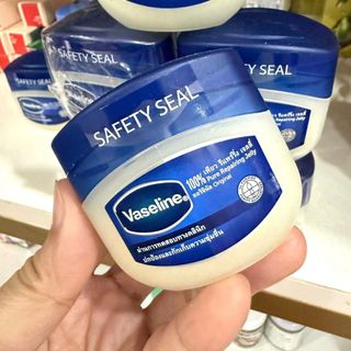Vaseline trị nứt nẻ môi, tay chân 50g