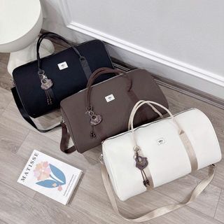 TÚI DU LỊCH DÁNG TRỐNG W872 – SIZE TO, FORM RỘNG, KÈM CHARM
