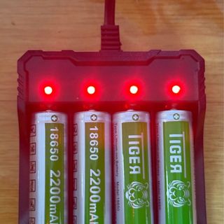 Máy Sạc Pin LI-ION CHARGER 3V7-4V2.Có Đèn Báo Sạc Đầy