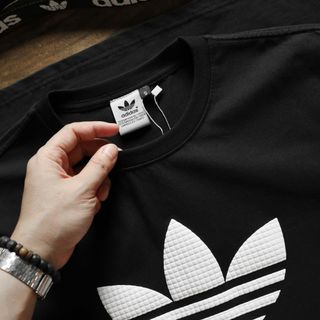 Mẫu áo thun cotton 4c cao cấp. Phong cách trẻ trung, cá tính, form unisex nam nữ đều có thể mặc.