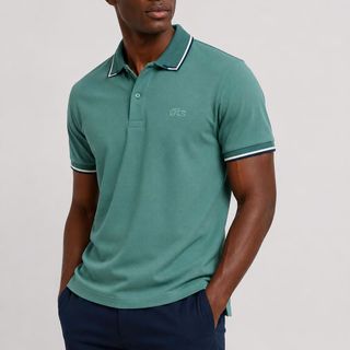 POLO NAM.  Chất liệu cotton piqué (cotton gai) dày vừa phải, mềm mại.  Form Slim Fit ôm vừa vặn.