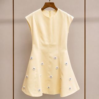 A119 French Chic Sequin Flower Dress | Đầm A-Line Hoa Đính Sequin Cổ Tròn Không Tay | Vàng Nhạt | Size S M L