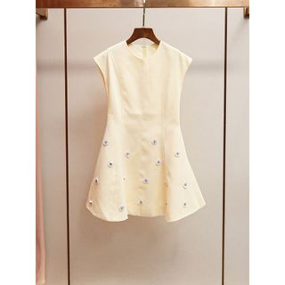 A119 French Chic Sequin Flower Dress | Đầm A-Line Hoa Đính Sequin Cổ Tròn Không Tay | Vàng Nhạt | Size S M L