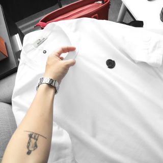 Áo thun chất liệu cotton 4 chiều, co giãn mềm mịn, thấm hút mồ hôi tốt.